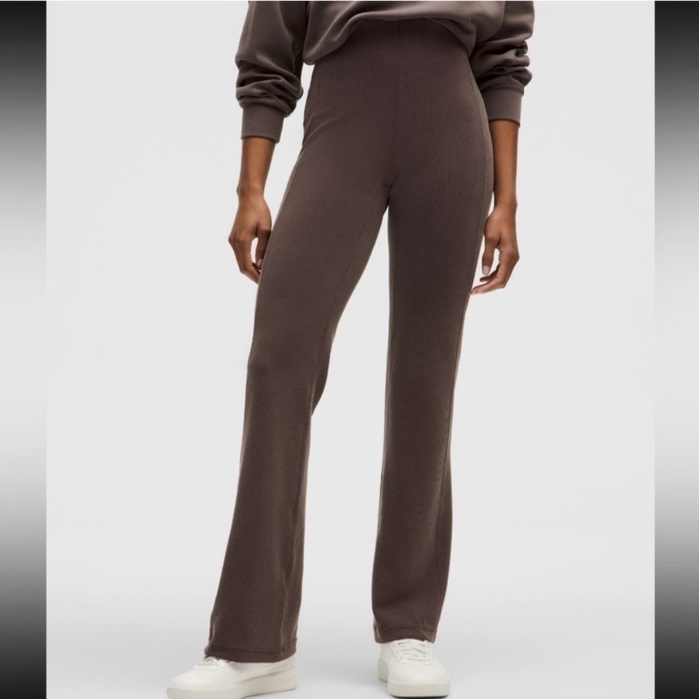 Lululemon women’s ribbed softstreme flared pant in espresso shade. Size 4. NWT